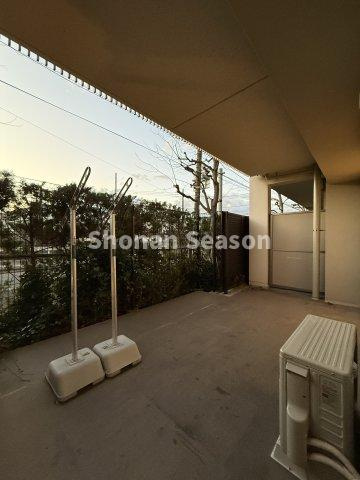 【バルコニー】 | 広々テラスには洗濯物を干すのはもちろんプライベート空間としても◎