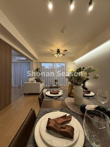 【居間・リビング】 | キッチンからはリビングを見渡すことができ、お料理中も会話が弾む♪