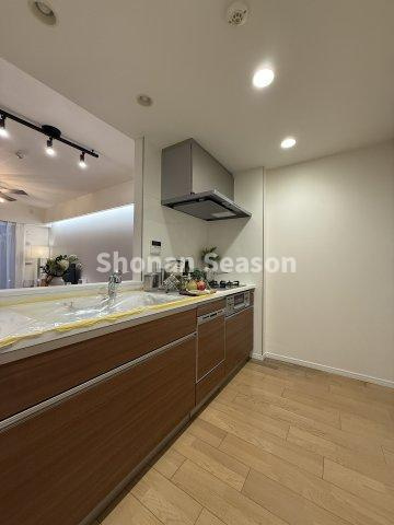 【キッチン】 | 食洗機付きの充実設備キッチンはこちらです。　　　　　　　　　　　　
新規交換済みで気持ちよくお使いいただけます！