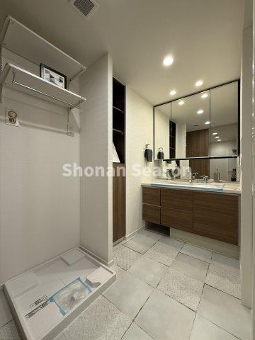 【独立洗面台】 | 収納場所をしっかりと確保した独立洗面台です。　　　　　　　　　　
水回り集中設計で家事効率もUPします！
