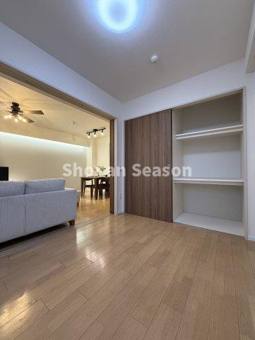 【洋室】 | リビング横の洋室にはエアコン新規取付済みです！　　　　　　　　　　
初期費用節約にも繋がりますね◎