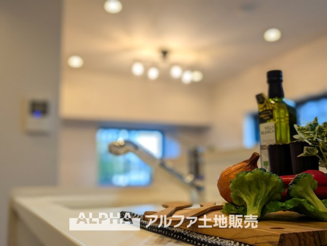 ドラゴンマンション立川壱番館のキッチン|【Kitchen Top】
◆キッチンTOP◆は大理石調の滑らかですべすべした表面を採用。ホワイト・キッチンTOPで調理しテーブルに並べる。食する料理に家族が舌鼓を打ち自然と笑いが絶えない場所になる。