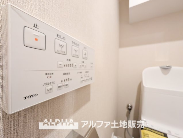 ドラゴンマンション立川壱番館のトイレ|【Warm water flush toilet】
◆温水洗浄便座付きトイレ◆お掃除も楽々。快適に過ごすためには今や欠かせない設備の一つです。壁掛けリモコンで使いやすくいつでも清潔に保てます。
