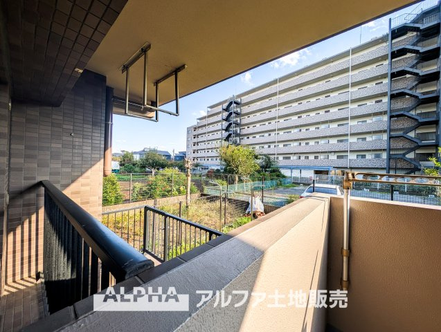ドラゴンマンション立川壱番館のバルコニー|【Blue sky terrace】
◆青空テラス◆ベランダから望む紺碧の空からそよ風、そして目に映るのはグリーン広がる風光明媚な世界。それは清々しい自然の薫りを肌で感じる幸せな空間。