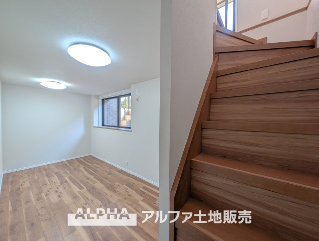 ドラゴンマンション立川壱番館のその他共用部分|【Maisonette】
◆メゾネット◆フランス語で「小さな家」という意味を持ち、マンションでありながら戸建感覚のように住める楽しさ。子供たちのはしゃぐ姿が微笑ましい。