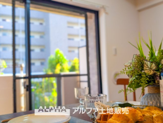 ドラゴンマンション立川壱番館の居間・リビング|【Cool wind】
◆窓を開けると◆冷涼な風、そよぐリビング。だんらんの場所はここから始まり、ここで終わる。家族の笑顔が集う素敵な場所だから、こだわり抜いた思いが詰まっているのだと思う。