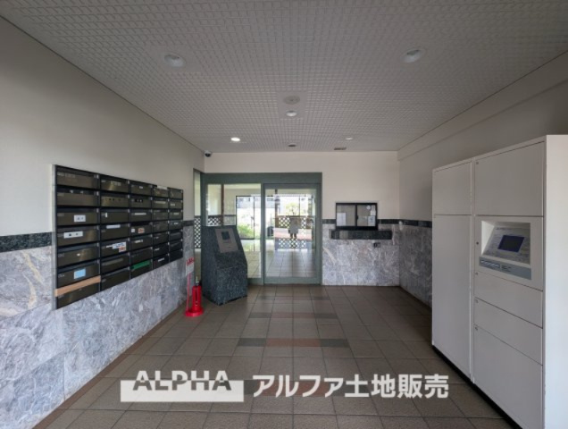 ドラゴンマンション立川壱番館のロビー|【lobby】
◆ロビー◆共用部は管理の行き届いた綺麗なスペース。いつも明るく家族を、来客を出迎えてくれる大切な場所です。