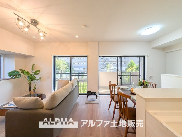 ドラゴンマンション立川壱番館の居間・リビング|【Living room】
◆時を忘れる場所◆ここにはみんなが集い、食事と楽しい会話が始まる。話に夢中になりすぎて、ついつい時を忘れ夜半過ぎになってしまう。そんな束の間の幸せを感じさせてくれる場所。