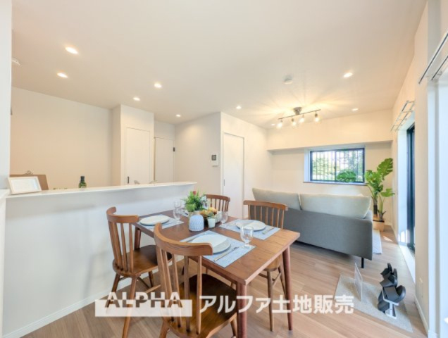 ドラゴンマンション立川壱番館の居間・リビング|【Cool wind】
◆窓を開けると◆大きな窓から降り注ぐ眩いくらいの日差し。暗い部分が一つもないことがコンセプトとなっており、家の中が全て明るいことがポイント。気持ちが高揚するお住いです。