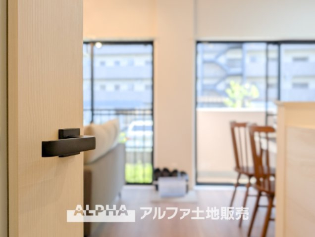 ドラゴンマンション立川壱番館の居間・リビング|【Love】
◆愛する人達◆との幸せな時間をここで楽しむ。採光、耐震性、デザイン、そして対面キッチンを備えたユーティリティー。何も妥協しないライフスタイル。愛する家族を大切にする人達が住まう家。