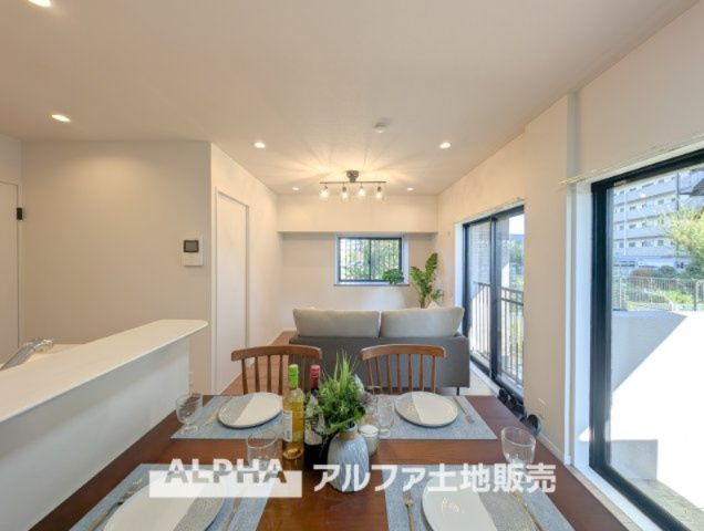 ドラゴンマンション立川壱番館の居間・リビング|【Space of cure】
◆癒しの空間◆室内構成に拘り採光とセンスを散りばめた空間。それは『柔らかさ』に似た素敵な居場所。暮らす人のことを考えつくり出したものは『癒し』という心地よい居場所。