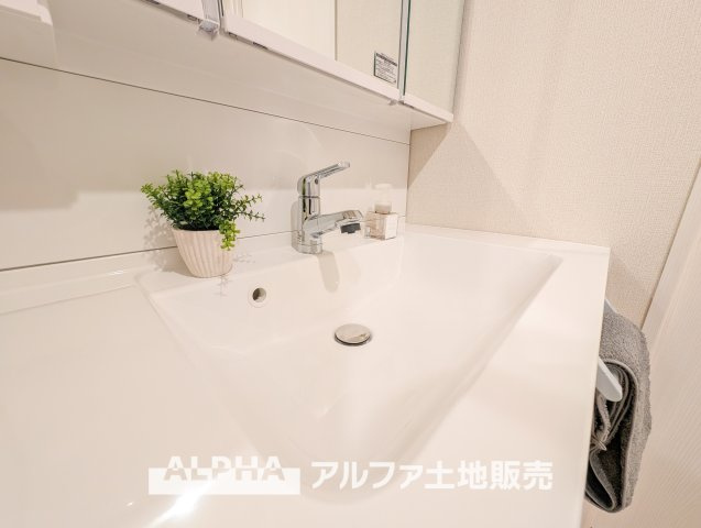 ドラゴンマンション立川壱番館の独立洗面台|【Vanity with Three Mirrors】
◆三面鏡洗面化粧台◆身支度で使う歯ブラシや化粧品などの小物も鏡裏にすっきり収納。生活感を抑えて朝のひとときも快適に過ごせスタイリッシュな空間に。