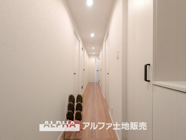 ドラゴンマンション立川壱番館の玄関|【Shoes cloakroom】
◆シューズクローク◆帰宅し玄関を入ると容量たっぷりなシューズクローク。そこにはお気に入りのチャカブーツやジョンロブのストレートチップを眺める。そんな時間も悪くない。