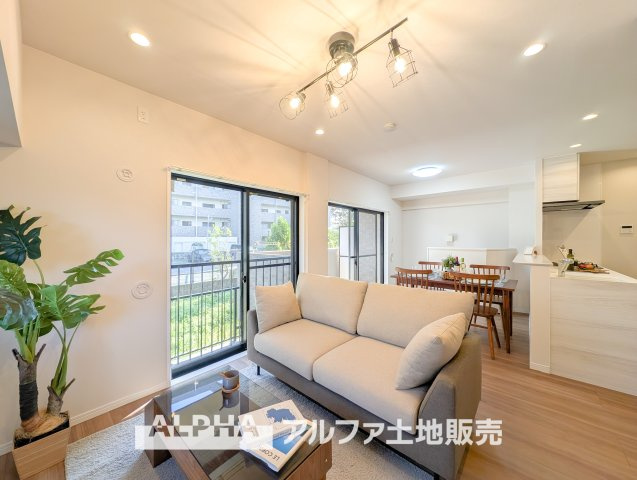 ドラゴンマンション立川壱番館の居間・リビング|【Livingroom】
◆爽やかな空間◆窓をあけるとリビングに通り抜ける清々しく心地よい冷涼なそよ風がこの空間を涼しくしてくれる。風通しの良さは人にとっても家にとっても健康的で気持ちいいものです。