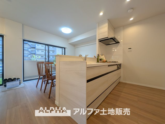 ドラゴンマンション立川壱番館のキッチン|【Happy circle Kitchen】
◆団欒キッチン◆対面のキッチンからは家族の団欒が飛び交い明るい陽射しを浴びながらの朝食はまるでドラマのワンシーンみたい。