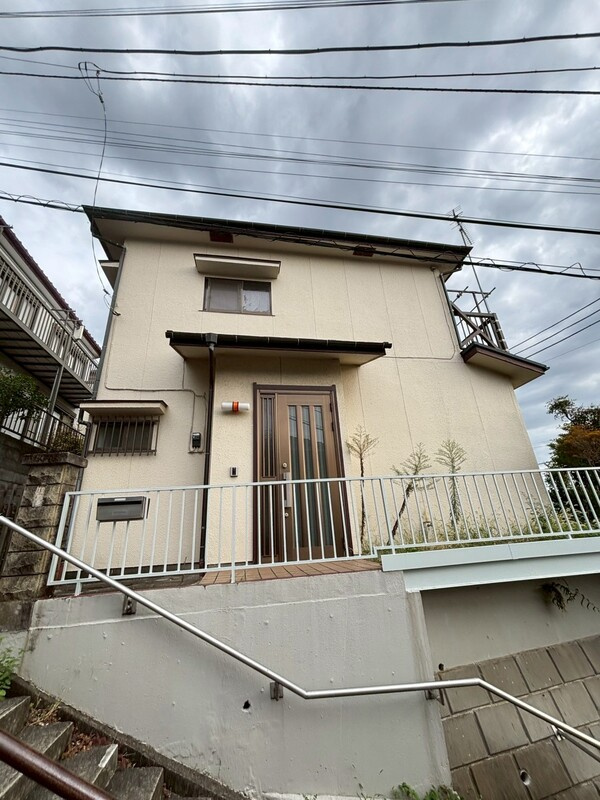 細山戸建のエントランス