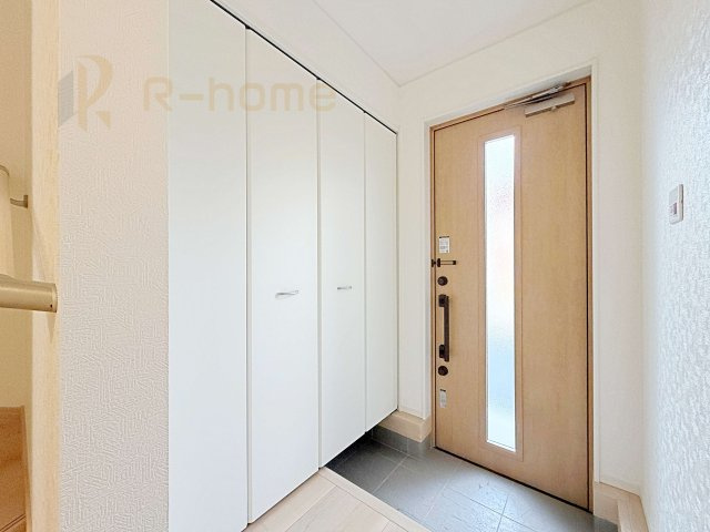 結城市結城第40　新築戸建て　1号棟の玄関|気持ちよくご家族やゲストを送迎できる穏やかな雰囲気の玄関♪大きな下駄箱で玄関廻りスッキリ♪