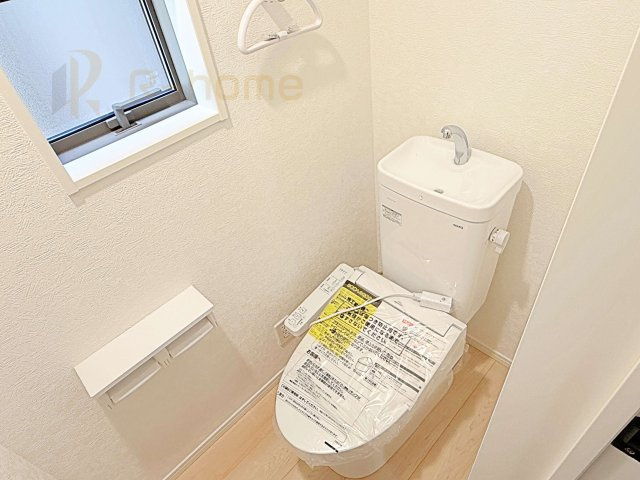 結城市結城第40　新築戸建て　1号棟のトイレ|温水洗浄便座付きのトイレ。
トイレが２ヵ所設置で朝の忙しい時間でも安心です。