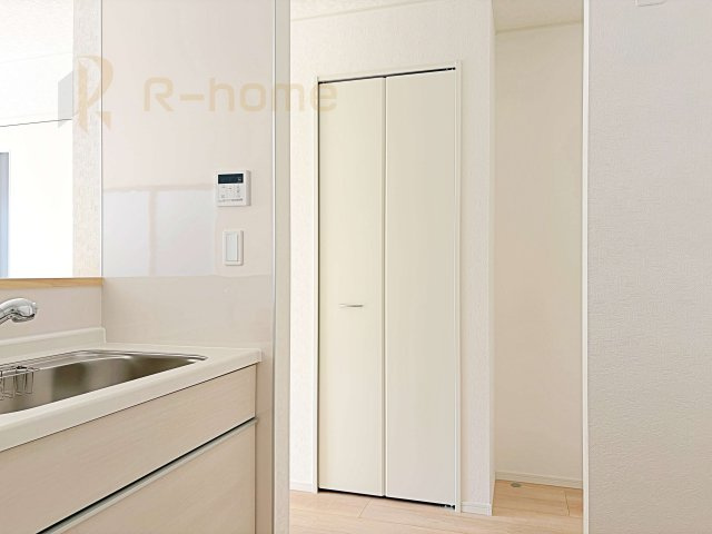 結城市結城第40　新築戸建て　1号棟の収納|キッチンパントリーとしても活用できる収納！リビングに物を出さず、綺麗を保てそうですね♪