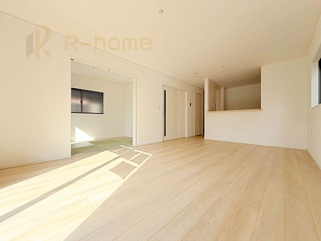 結城市結城第40　新築戸建て　1号棟の居間・リビング|広くて明るいＬＤＫ♪ ゆったりくつろげるリビングスペースで、ご家族皆様の笑顔が溢れます。