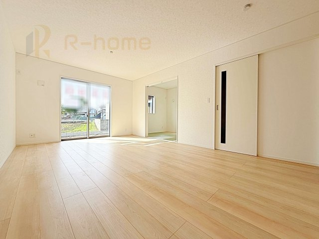 結城市結城第40　新築戸建て　1号棟の居間・リビング|開放感のあるリビングには収納スペースもあり、ゆったりした空間を保てます♪