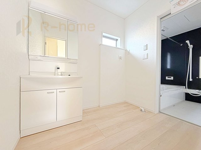 結城市結城第40　新築戸建て　1号棟の洗面所|清潔感溢れる洗面台は嬉しい三面鏡付き。洗剤や歯ブラシなどもすっきり収納できます♪