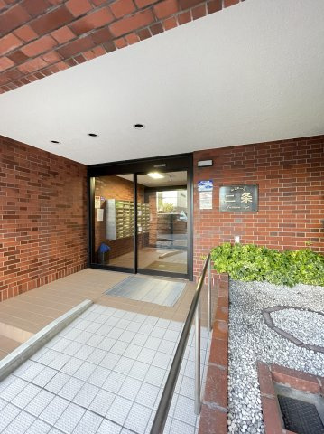 ルミエール二条のエントランス