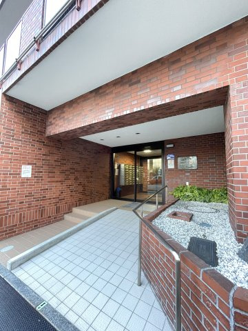 ルミエール二条のエントランス