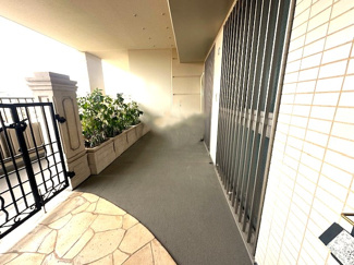 【現況写真】 | 玄関前アプローチ部分に自転車も停められます。