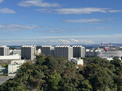 【展望】 | 最上階にて眺望良好、東京湾を望み、八景島シーパラダイスの花火など楽しめるお部屋です。