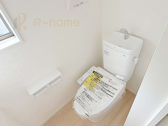 結城市結城第40　新築戸建て　2号棟のトイレ|温水洗浄便座付きのトイレ。
トイレが２ヵ所設置で朝の忙しい時間でも安心です。