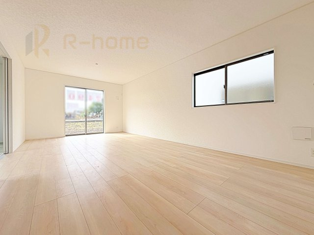 結城市結城第40　新築戸建て　2号棟の居間・リビング|広々とした余裕のあるリビングです♪大きな窓からは自然光が届きます。