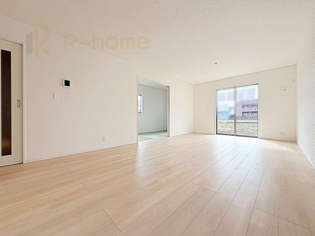 結城市結城第40　新築戸建て　2号棟の居間・リビング|リビングには開口部を可能な限り多く設けました。人が集まる場所なので開放感が必要な場所だと思います。