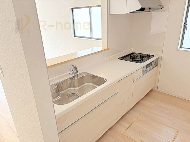 結城市結城第40　新築戸建て　2号棟のキッチン|料理をしながら家族とコミュニケーションが取れる対面式システムキッチン。