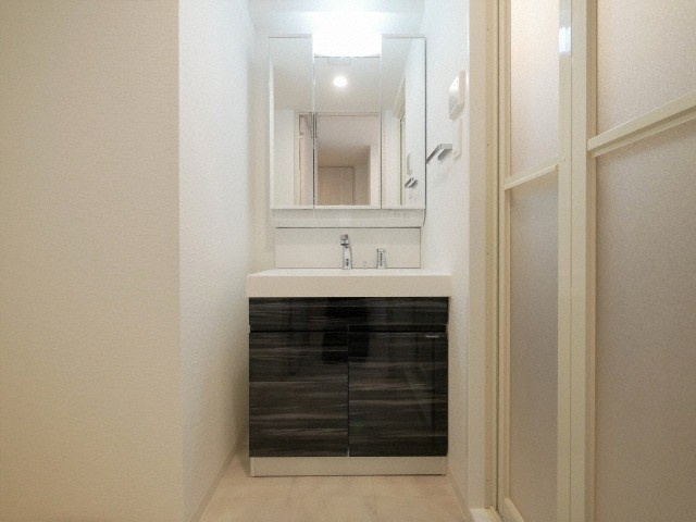 コンフォリア・リヴ新大阪WESTの独立洗面台