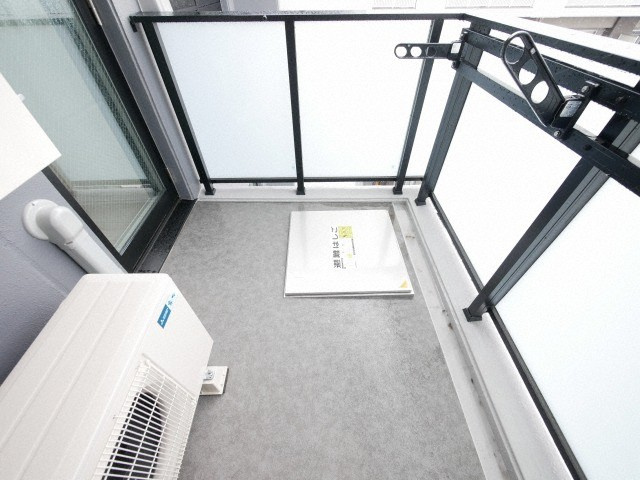 コンフォリア・リヴ新大阪WESTのバルコニー