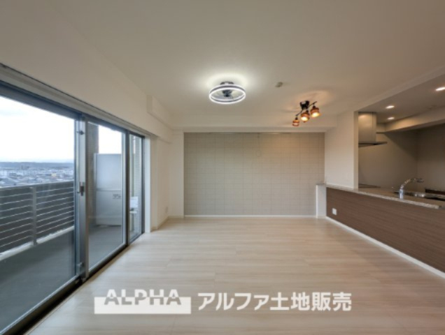 パレステージ中神の居間・リビング|【Space of cure】
◆癒しの空間◆室内構成に拘り採光とセンスを散りばめた空間。それは『柔らかさ』に似た素敵な居場所。そこに暮らす人のことを考えつくり出したものは『癒し』という心地よい居場所