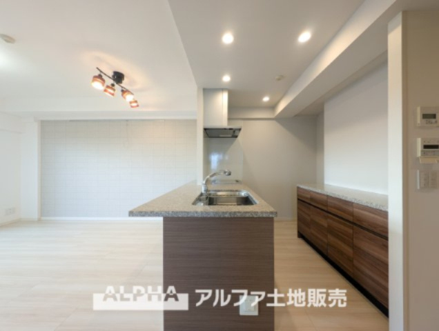 パレステージ中神のキッチン|【Happy circle Kitchen】
◆団欒キッチン◆対面のキッチンからは家族の団欒が飛び交い明るい陽射しを浴びながらの朝食はまるでドラマのワンシーンみたい。