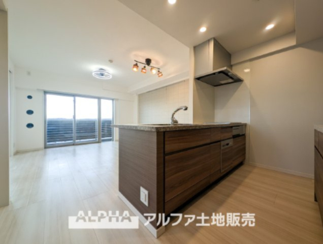 パレステージ中神のキッチン|【Kitchen】
◆キッチン◆美しく使いやすいキッチンは油汚れが簡単に拭き取れる素材で加工されており、浄水器シャワーから流す水の音を軽減する静かなシンクを採用。見えないところにさり気ない配慮が嬉しい
