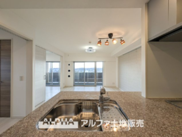 パレステージ中神の居間・リビング|【Open Kitchen】
◆オープンキッチン◆キッチン上部の吊り戸棚を設置せず開放感あふれた、家族との対話が楽しめるオープン・キッチンを採用。家族との会話が楽しみになりますね。