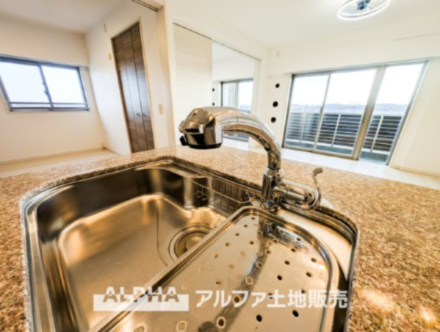 パレステージ中神のキッチン|【Water cleaner】
◆浄水器◆蛇口から流れ出すお水はクリーンでいつも楽しめます。また浄水器内臓シャワー混合栓なので場所取らずのスッキリとしたスタイルです。