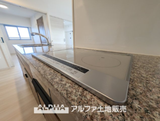 パレステージ中神のキッチン|【IH cooking heater】
◆IHクッキングヒーター◆火を使わず調理できる為、小さなお子様が居ても安心のアイテム。お掃除もサッとひと拭きで綺麗になるので楽チンですね。