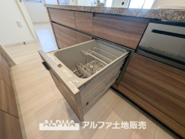 パレステージ中神のキッチン|【Food washing machine】
◆食洗機◆お子様の面倒を見れる時間が増え時短になります。加えて手荒れも防げてしかも節水が高い為、大変人気があり重宝します。