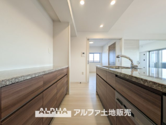 パレステージ中神のキッチン|【Cupboard】
◆カップボード◆食器類収納はもとより食品・ビン・缶等のストック用品も収納可能で使い勝手の良い収納庫。併せて電子レンジ、炊飯ジャー、調理場としても活用出来る優れものです。 