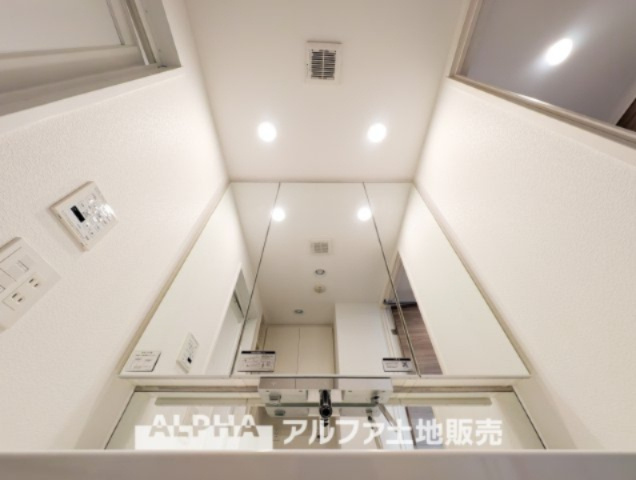 パレステージ中神の独立洗面台|【Vanity with Three Mirrors】
◆三面鏡洗面化粧台◆身支度で使う歯ブラシや化粧品などの小物も鏡裏にすっきり収納。生活感を抑えて朝のひとときも快適に過ごせスタイリッシュな空間に。