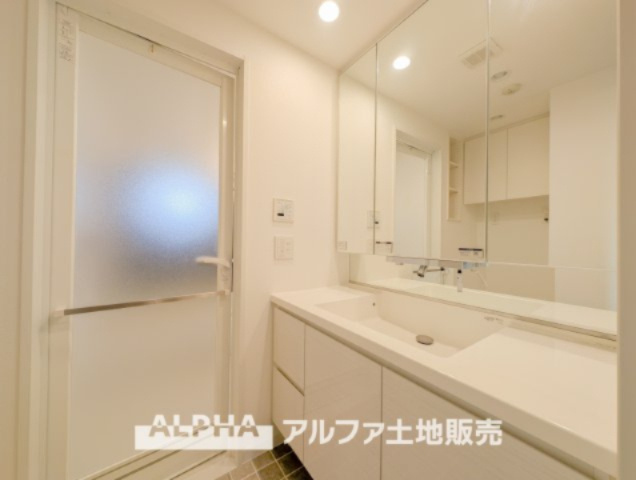 パレステージ中神のランドリースペース|【Laundry space】
◆ランドリースペース◆広々した空間で雨の日でも十分に洗濯物を乾かすことが出来ます。バスルームには浴室換気乾燥機も付いているので重宝しますね。