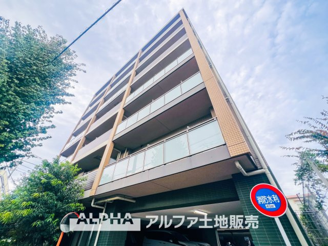 パレステージ中神の外観|【House of the Sun】
◆明るい家◆太陽の温かな光がお家全体を照らす。そこには目を輝かせ笑顔で見つめてくれる君がいて、「ただいま」の言葉がこだまする。そんな君の瞳に恋している。