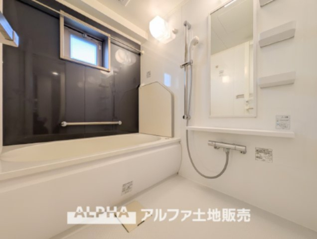 パレステージ中神の浴室|【Bathroom】
◆浴室換気乾燥機付きUB◆雨に日でも洗濯物が乾かせ、同時に室内を乾燥させる為、カビ、汚れの発生を抑えます。暖房機機能があり冬場は入浴前に暖め可能でとても重宝します。