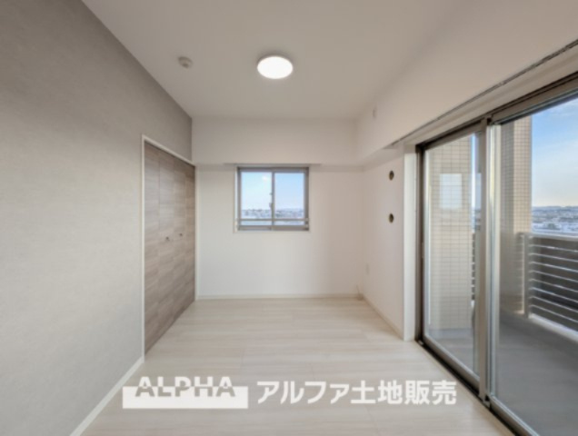 パレステージ中神の洋室|【room】
◆居室◆光に包まれるように設計された空間。太陽の光が爽やかな目覚めを誘い、良い一日を予感させてくれます。