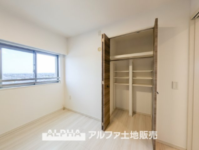 パレステージ中神の収納|【closet】
◆クロゼット◆各居室のクロゼットは大好きな服、大事なバッグやアクセサリー、そして大切な思い出の品々。そんなものを傍らにそっと置いておきたい場所です。